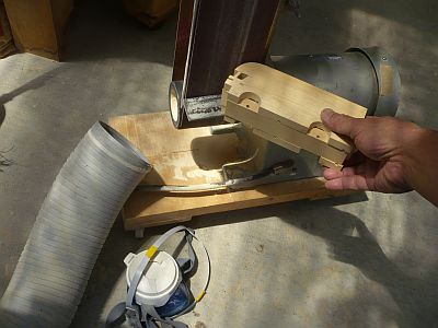 ボンドが乾いたなら　サンダーで削り木口を揃える