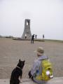塔の鐘が怖い黒犬と、全く怖くなくて記念撮影中の小次郎様