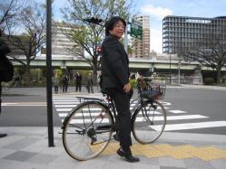 畑山先生、自転車で入学式
