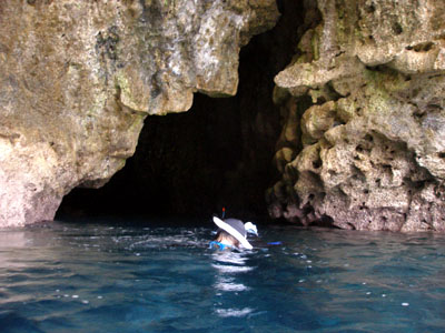 沖縄青の洞窟シュノーケリング