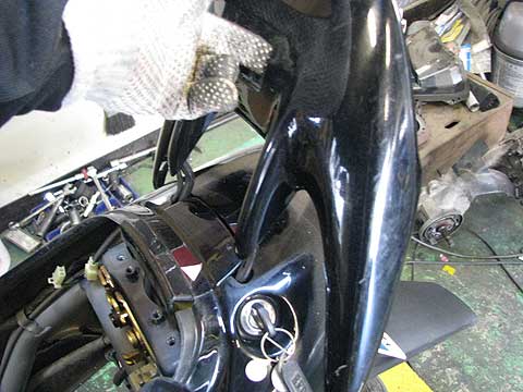 ライブディオZXのリアスポイラーを外してみよう 原付バイクの修理 