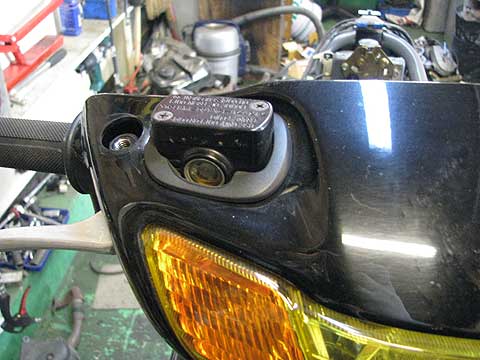 ライブディオZXのヘッドライトアッパーカバーを外す 原付バイクの修理 