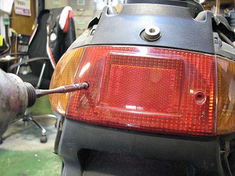 SA系ジョグのテールランプをチェック！ 原付バイクの修理＆交換方法 