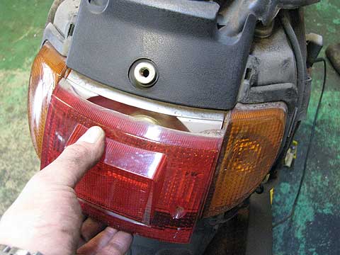 SA系ジョグのテールランプをチェック！ 原付バイクの修理＆交換方法 