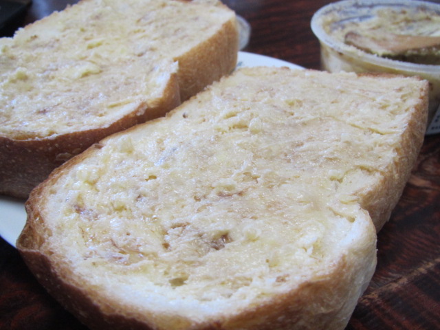 アーモンドバターを塗ったパン