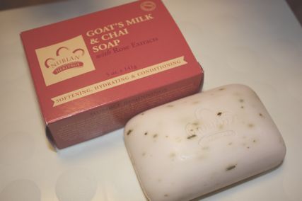 Nubian Heritage, Goat's Milk & Chai Soap with Rose Extracts, 1