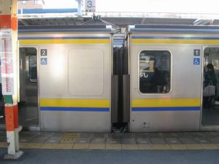 新設されたトイレ（左の窓がない部分）。先頭の1号車ではなく2号車に設置さているのがポイント。2010年3月30日、千葉駅で撮影。
