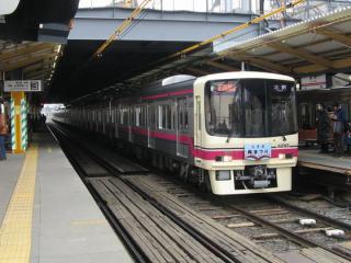 調布駅に停車中の京王8000系電車。仮設橋上駅舎はまだ未完成。