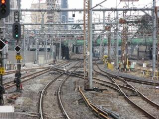 同じ場所の2008年2月9日の状況。12番線（右）から分岐した線路は横須賀線上り線とDSSで交差し、下り線に接続していた。