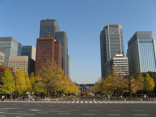 皇居側から東京駅を見る。つくばエクスプレスの東京駅は手前の内堀通りと東京駅の間に建設することが想定されている。