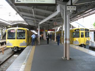 西武といえば「黄色い電車」を思い浮かべる方も多いはず。左の301系は今月初めのイベントを最後に池袋線・新宿線系統から引退した。