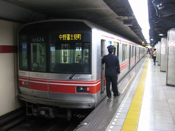 中野検車区の入出庫を兼ねて設定されている丸ノ内線本線と分岐線の直通電車。