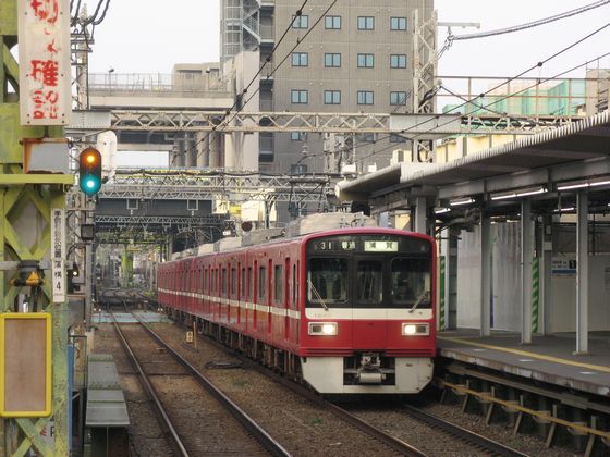 地上時代の京急蒲田駅。背後では直接高架工法により高架橋を建設中。