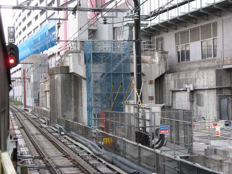 横浜駅横須賀線ホーム大船寄りの端で取り壊し中の東横線橋脚。