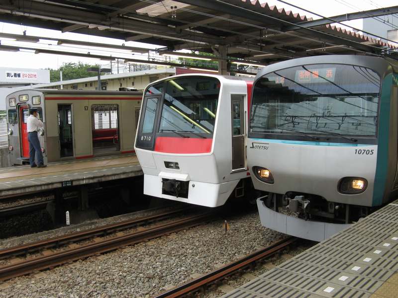 二俣川駅で並んだ相鉄7000系（奥）、8000系（中）、10000系（手前）。相鉄の車両は他社には見られない独特な機構を備えていたが、10000系以降の車両ではコストダウンのため他社車両の設計をコピーする方針に転換した。