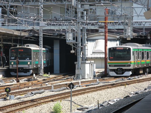 新宿駅を発車する湘南新宿ラインE231系と停車中の埼京線205系。