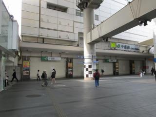 シャッターが全て閉じたJR千葉駅東口