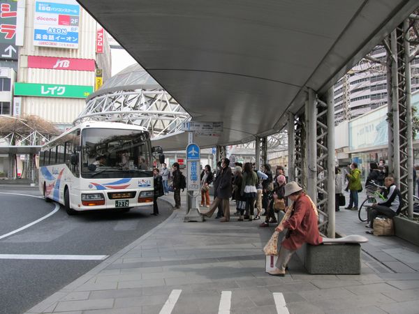 羽田空港行きリムジンバスに並ぶ人々