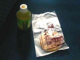 銚子電鉄の危機を救った「ぬれ煎餅」。1日乗車券「弧廻手形」を購入すると犬吠駅で無料で1枚貰うことができる。