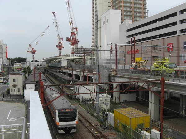 高架化工事中の中央線武蔵小金井駅。2003年の第1回線路切替時には「ぶっつけ本番」で工事を行ったことにより大混乱となった。高架化工事は10年後の2013年に完了し、踏切の廃止やスピードアップが実現している。