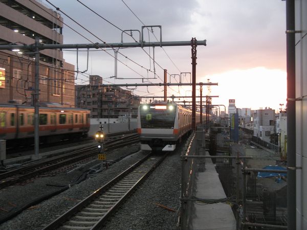 夕刻の武蔵小金井駅に滑り込むE233系快速東京行き。