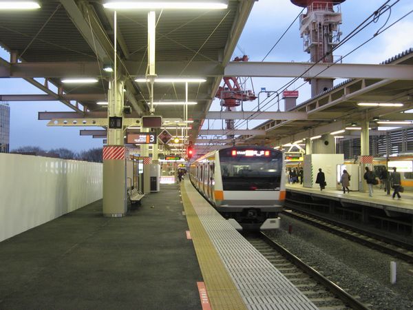 武蔵小金井駅の上りホーム。左の4番線はまだ高架橋が未完成であるため仮囲いで覆われている。
