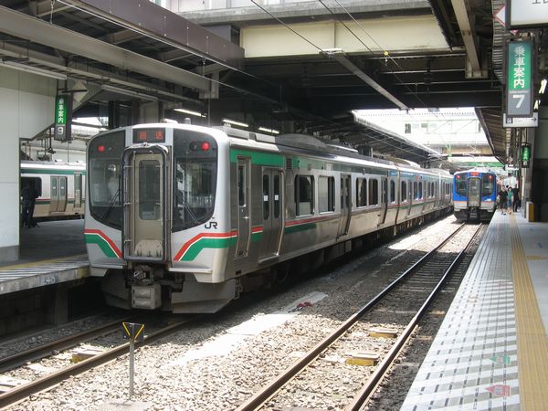 仙台駅で並ぶE721系とSAT721系