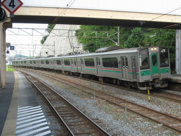 松島駅に入線する701系1000番台。2両編成を3本連結した6両編成。