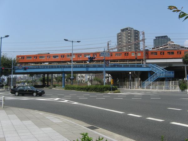 国道2号線の上を斜めに横断する大阪環状線。