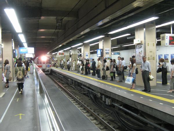 阪神三ノ宮駅2番線に入線する山陽電鉄5000系。今後この線路は行き止まりの折り返し線となる。