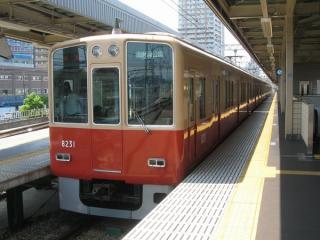 尼崎駅に停車中の8000系（オリジナル車）