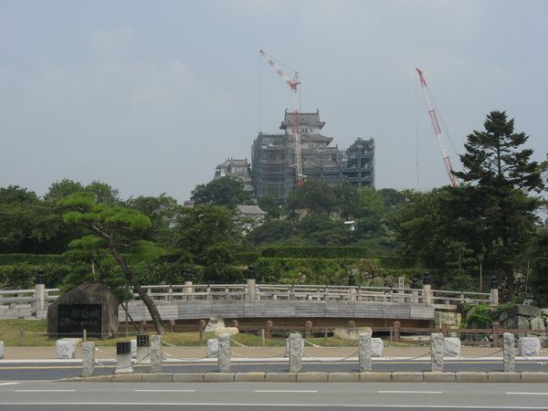 姫路城前交差点から修理工事中の大天守を見る