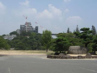 三の丸広場前の「世界遺産　姫路城」の石碑