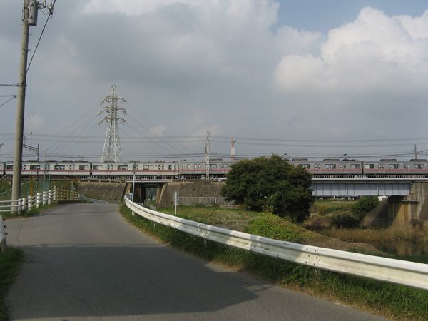 京成本線と交差するとそこから先は八千代市