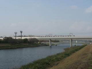 東葉高速鉄道と交差。高架上を走るのは直通先の東京メトロ05系電車