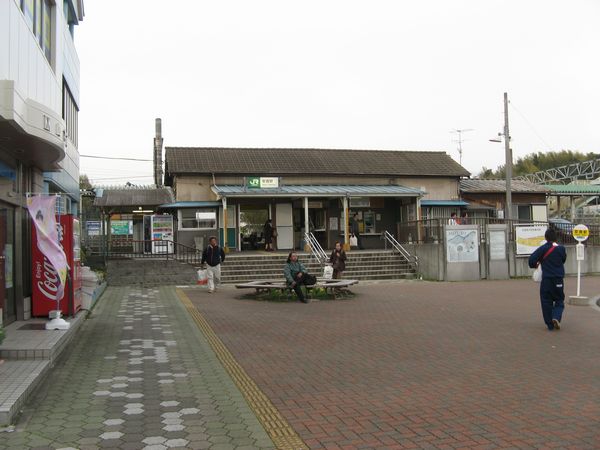 JR成田線安食駅。昔ながらの木造駅舎である。