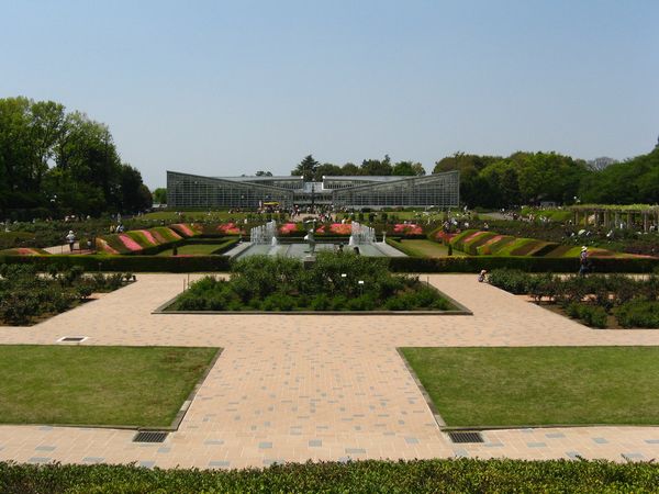 園内の中央にあるバラ園（花はまだ咲いていなかった）と噴水。奥の建物は大温室。