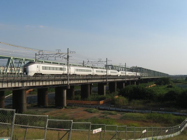 常磐線利根川橋梁を渡る651系「ひたち」。20年以上に渡りこの橋梁を行き来してきた同車も先日ついに置き換えが発表された。