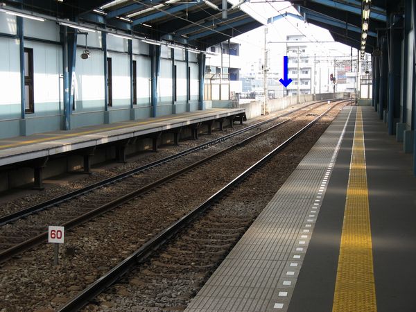 青物横丁駅の先にある制限速度60km/hのカーブ。手前にC-ATSでの減速地点を示す標識が設置されている。