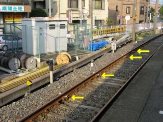 新京成線京成津田沼駅6番線のエンドレール手前に設置されている車輪検知子。横に添えられている標識に照査速度が書かれている。