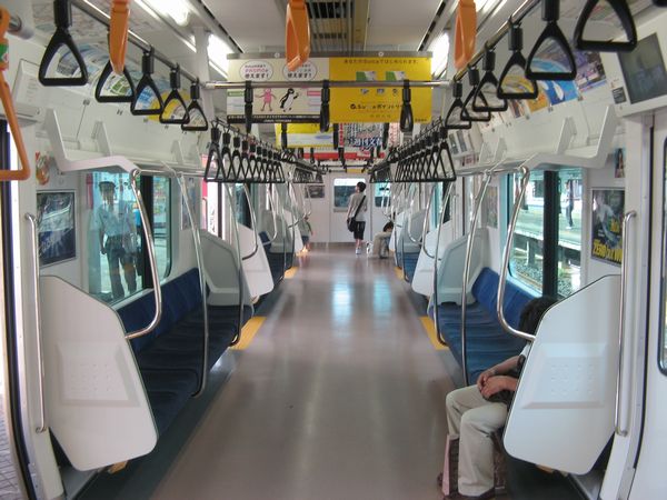 京葉線E233系の車内