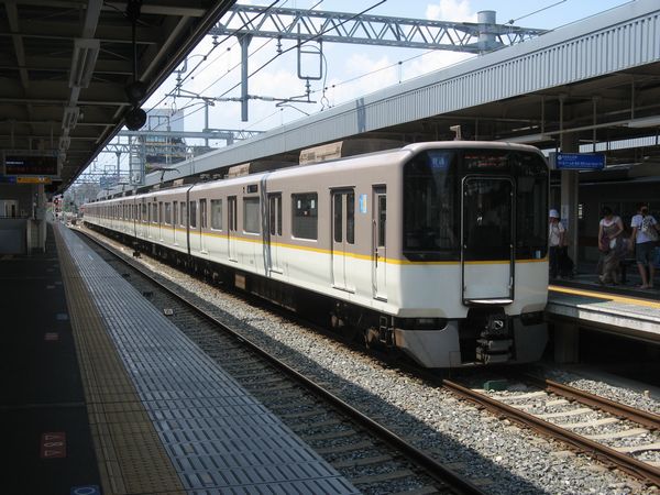 阪神尼崎駅に停車中の9820系