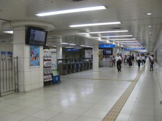 西改札口。直進すると地下鉄四つ橋線西梅田駅。