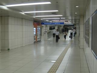 西梅田駅へ続く通路は途中でスロープになっている。