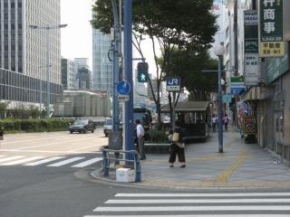 北新地駅の11-23出入口。左の曽根崎通の中央分離帯には換気塔がある。