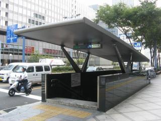 桜橋交差点脇にある11-5出入口。地下鉄四つ橋線西梅田駅の出入口を兼用する。