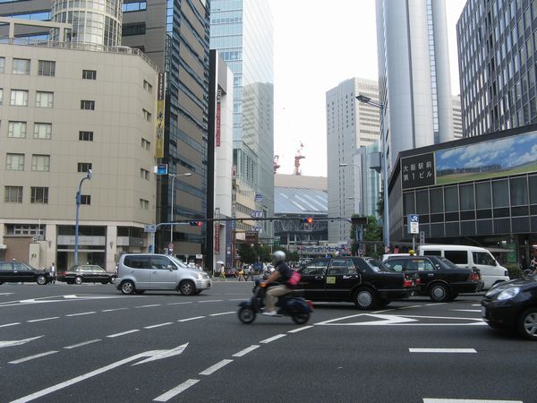 桜橋交差点から大阪駅方面を見る。奥では大阪駅ホームの上空に建設中の大屋根が見える。