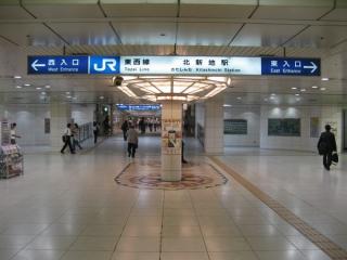 11-23出入口を降りたところにある北新地駅の改札口コンコース。正面へ続く地下街はディアモール大阪。