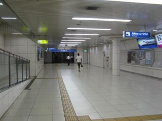東改札口の先は梅田新道交差点へ続く地下道。
