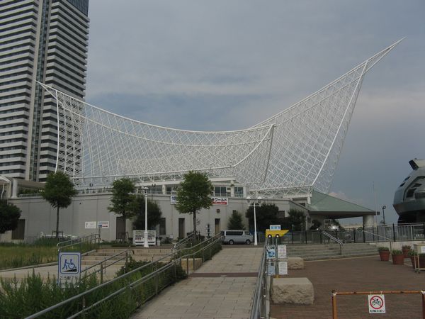 神戸海洋博物館。白い骨組みが被さった特徴的な外観。